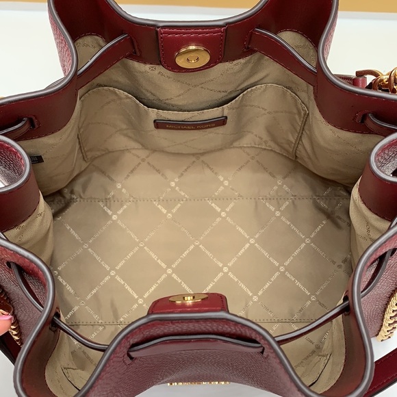 MICHAEL KORS
MINA LARGE BELTED CHAIN SHOULDER BAG DARK CHERRY COLOR - Picture 11 of 16